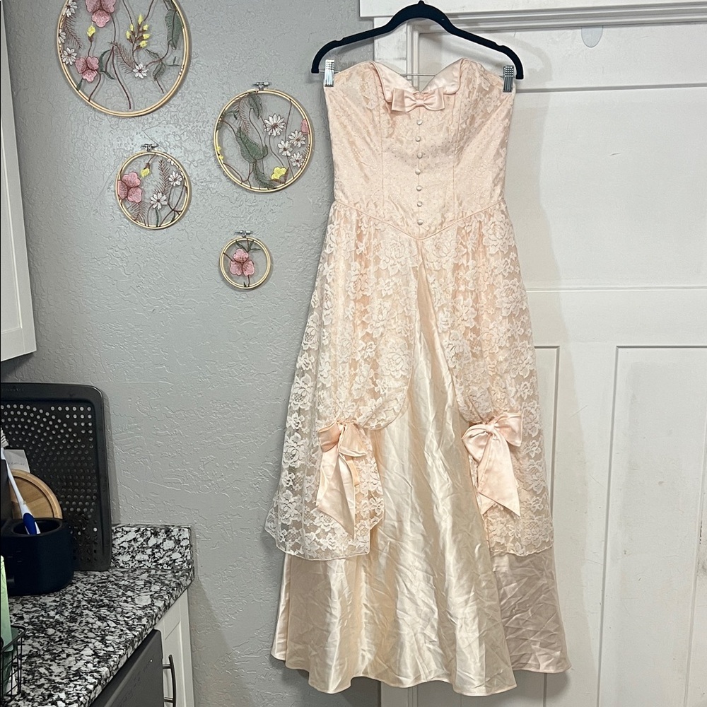 VINTAGE 80’s ALFRED ANGELO STRAPLESS UNION PINK & WHITE LACE TIERED CORSET DRESS
